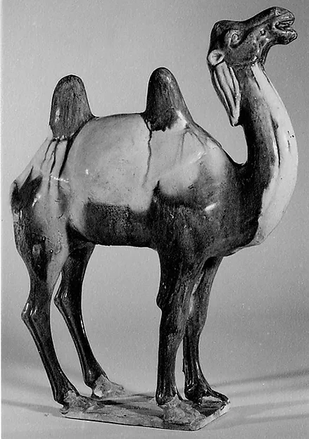 Statuette de chameau debout à deux bosses, la tête levée et la bouche ouverte.