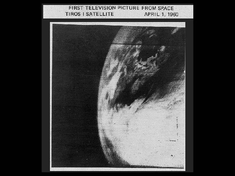 Document noir et blanc portant la date du 1er avril 1960, avec des bandes claires de nuages et une partie courbe de la Terre.