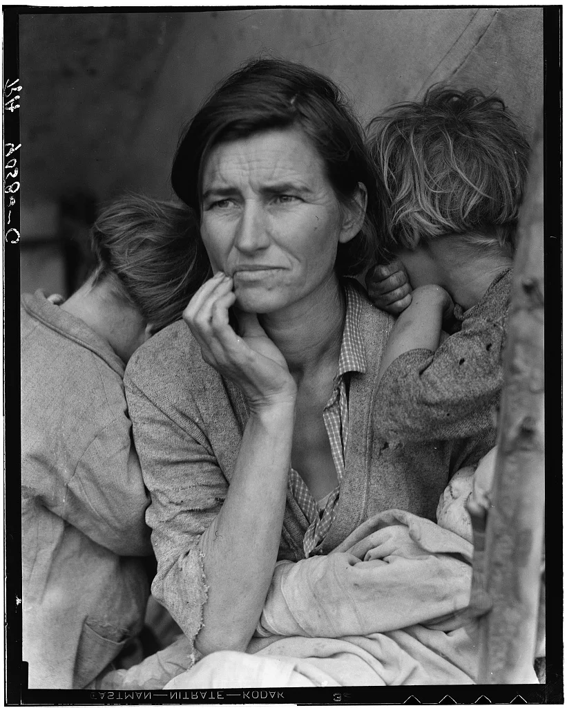 Photographie en noir et blanc de Florence Thompson entourée de trois de ses enfants, réalisée par Dorothea Lange en 1936