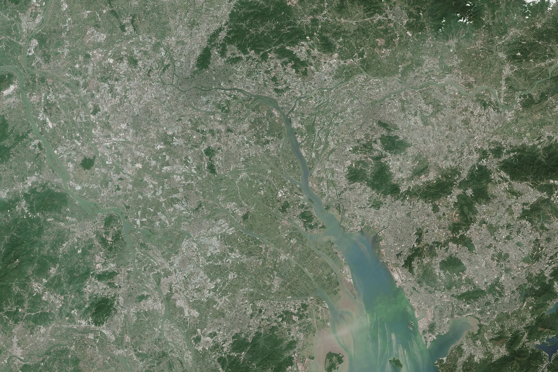 Image satellitaire de 2014 montrant l'urbanisation continue autour de Guangzhou, Shenzhen, Hong Kong et Macao.
