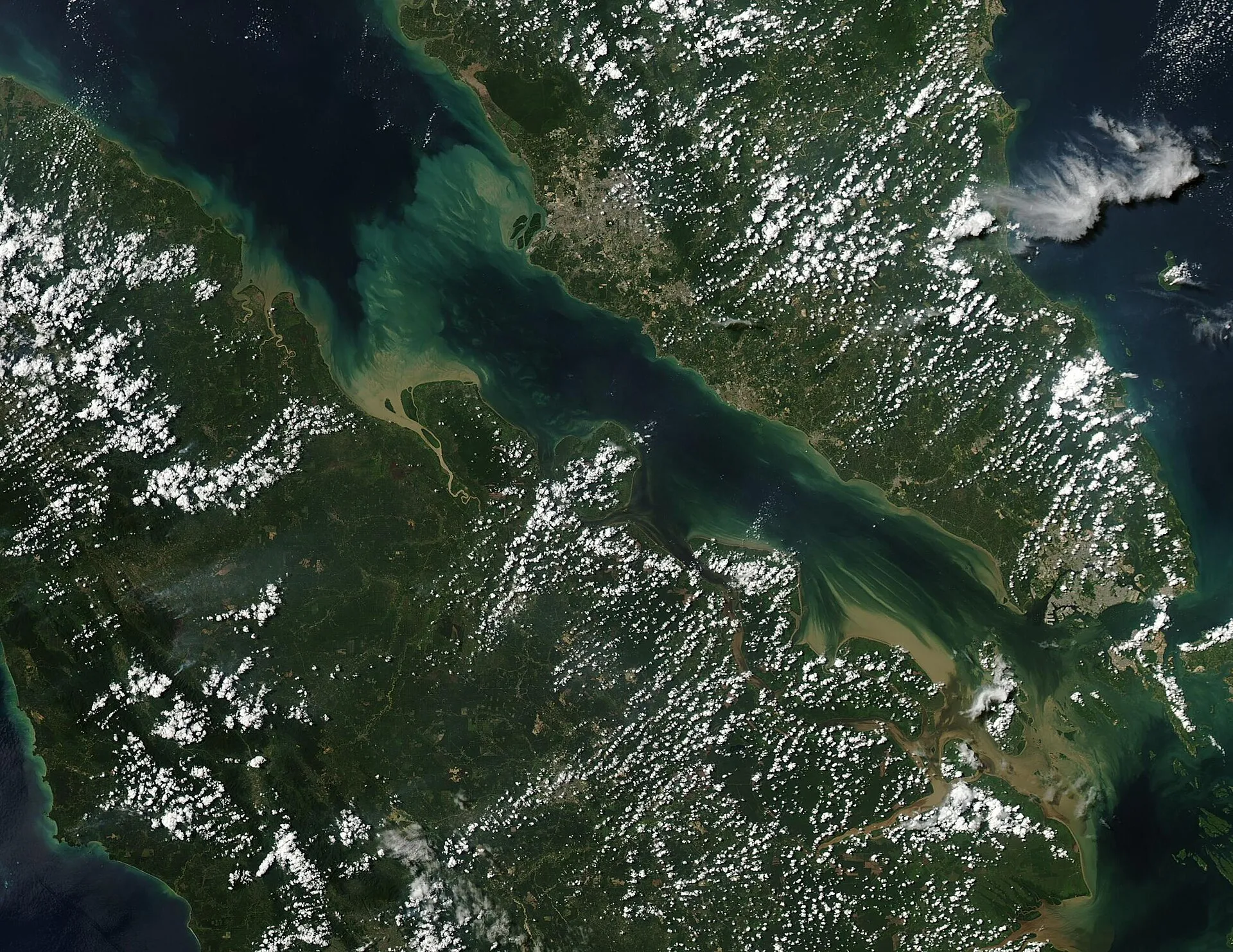 Image satellitaire du détroit de Malacca entre la péninsule Malaise et l'île de Sumatra.