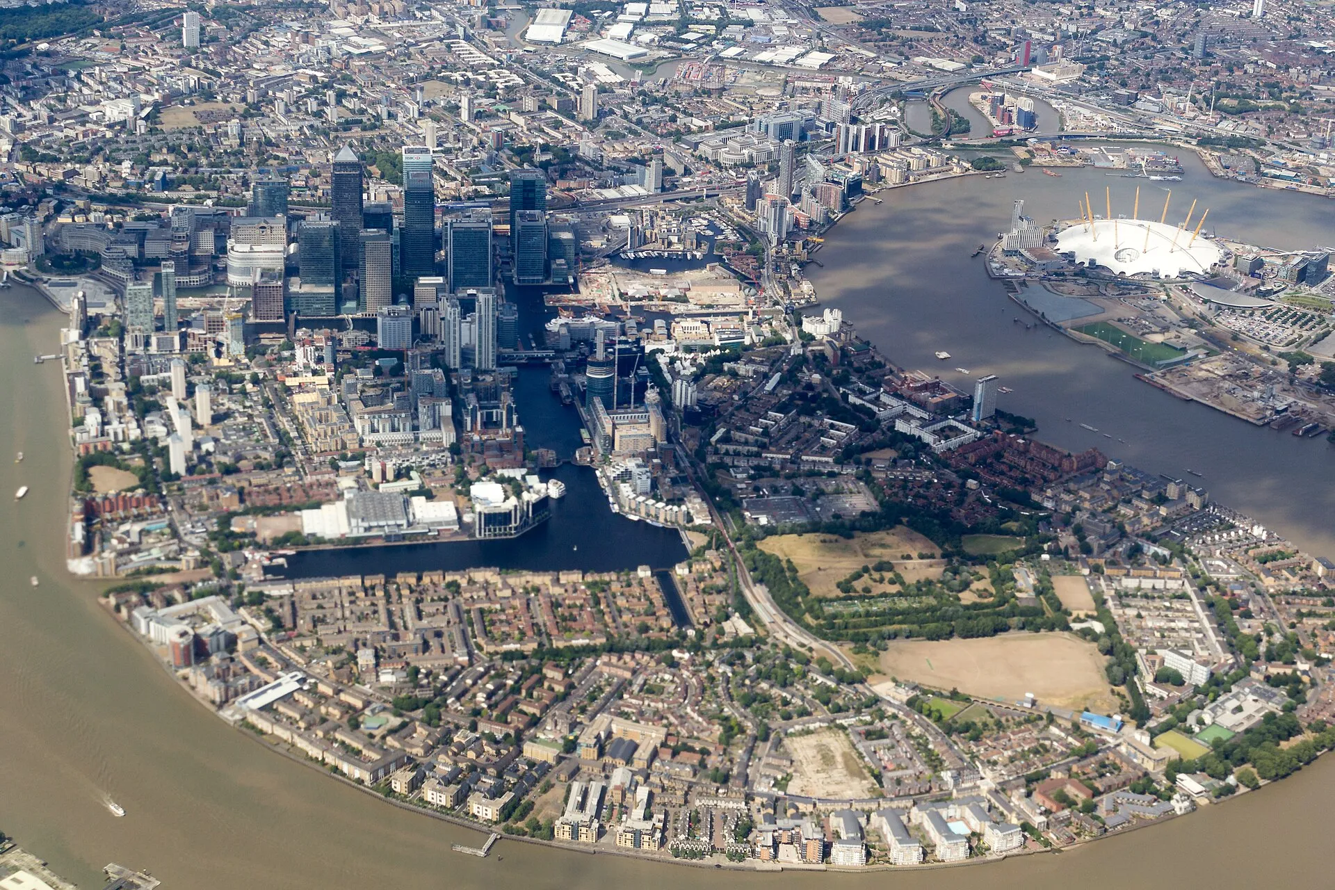 Vue aérienne de l'est londonien avec la Tamise, Canary Wharf, les anciens bassins et l'O2 Arena.
