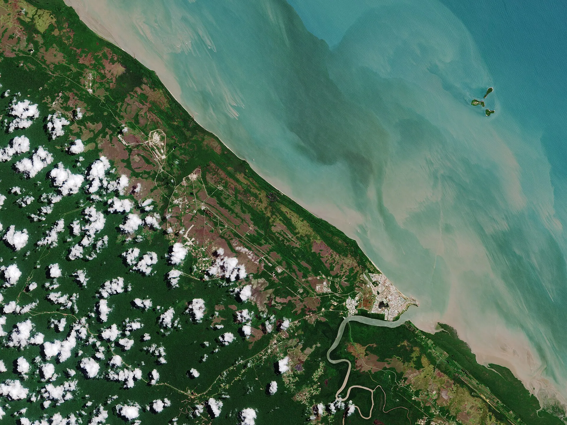 Image Sentinel-2 de Kourou et du Centre spatial guyanais, entre forêt amazonienne et littoral.