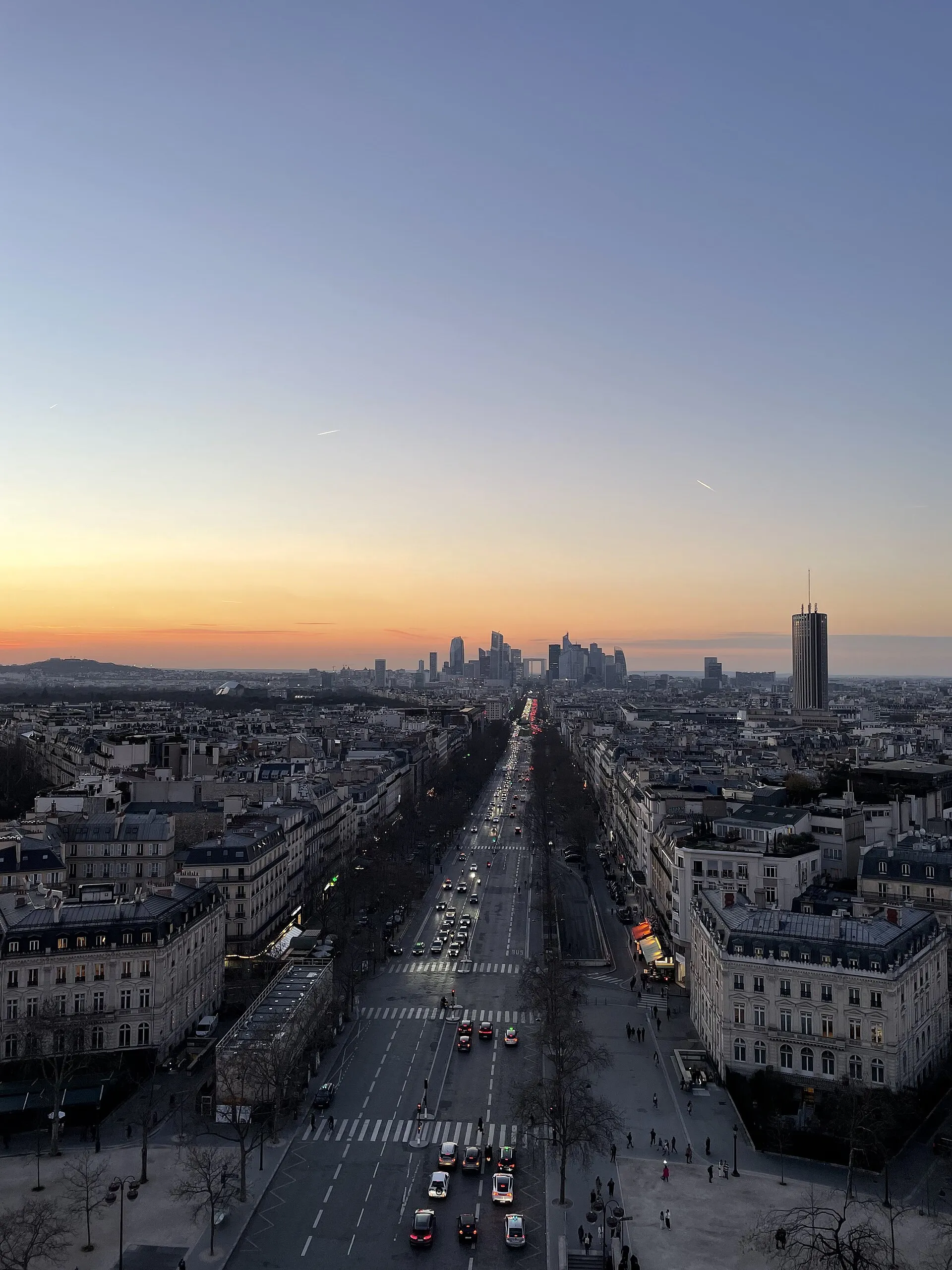 Vue de La Défense depuis l'Arc de Triomphe en mars 2026.