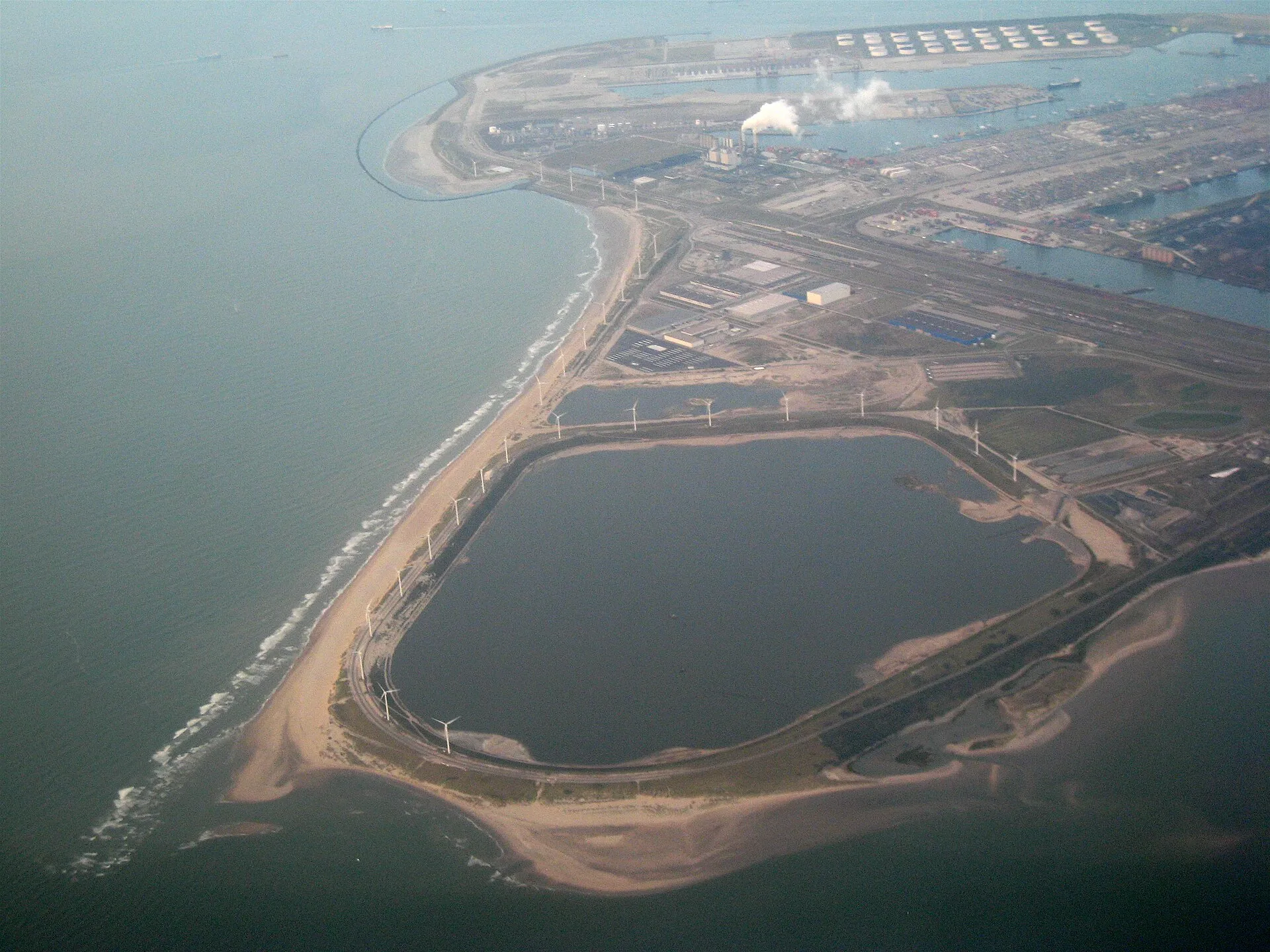 Vue aérienne de Maasvlakte à Rotterdam, avec bassins, terminaux, industries et espaces gagnés sur la mer.