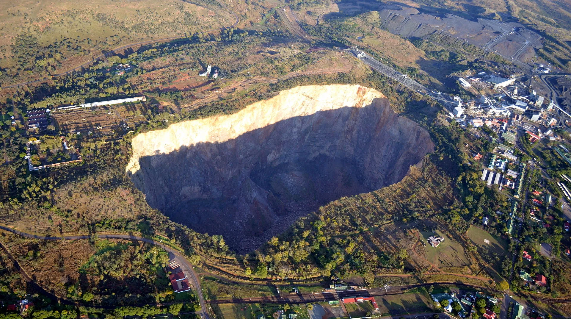 Vue panoramique de la fosse de la mine Cullinan en Afrique du Sud.