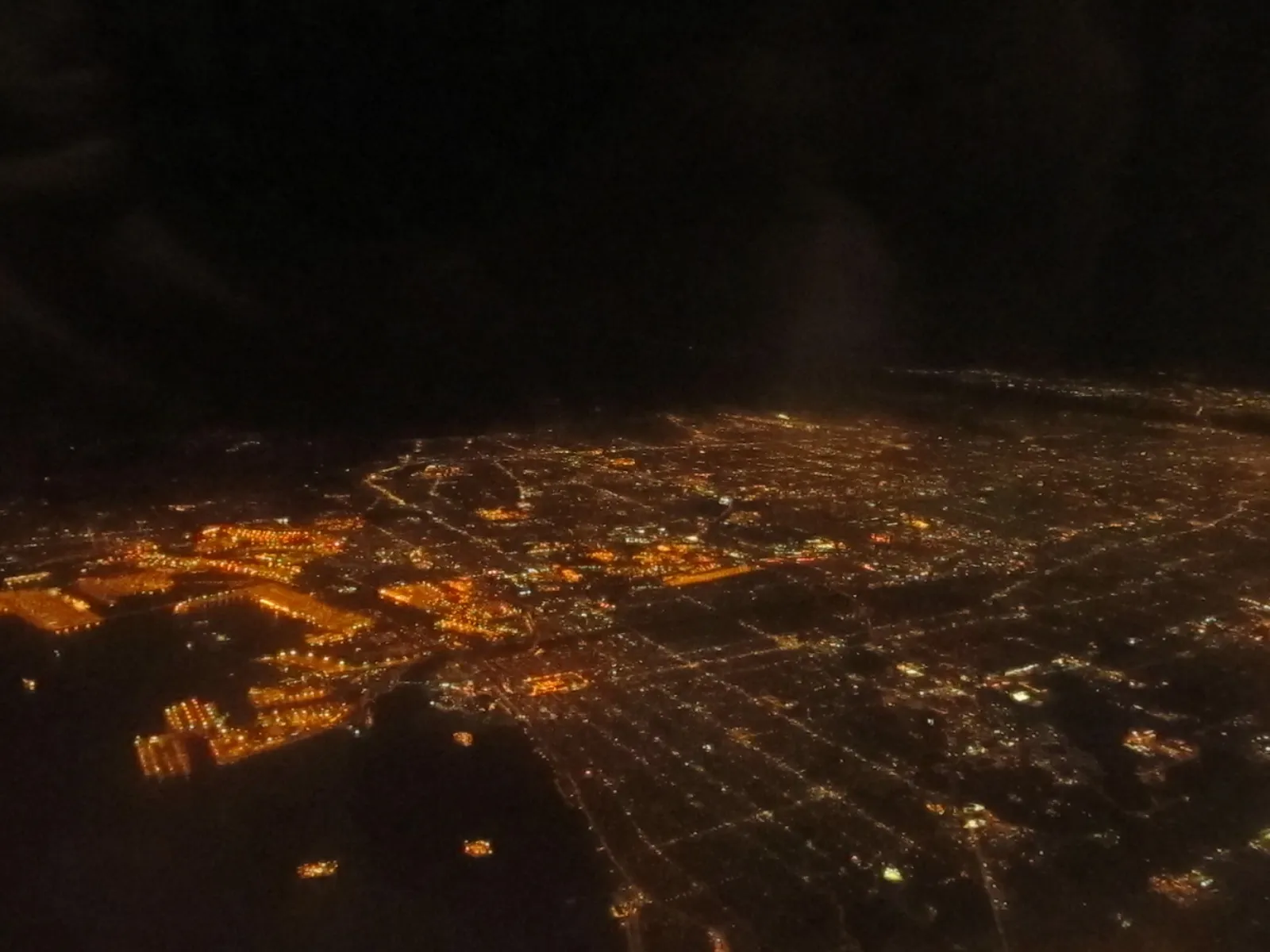 Vue aérienne des ports de Los Angeles et Long Beach avec terminaux à conteneurs, grues et voies de circulation.