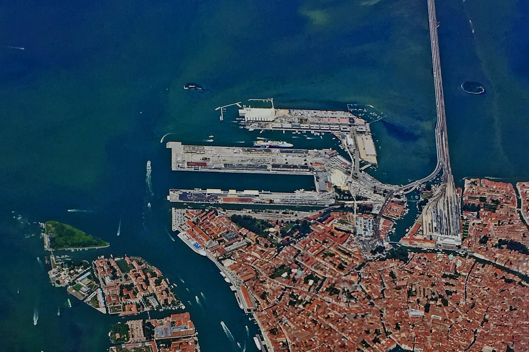 Vue aérienne du terminal de croisières de Venise avec plusieurs grands navires à quai.