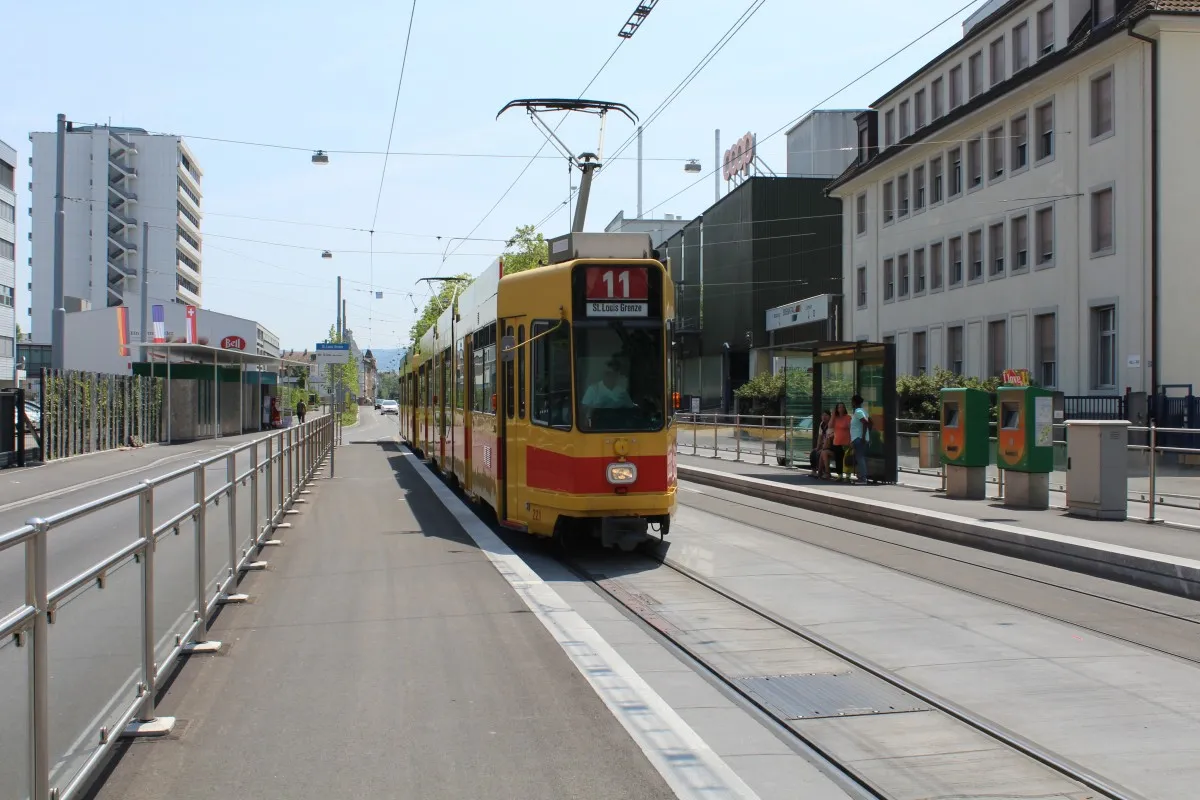 Tramway de la ligne 11 de Bâle près de la frontière de Saint-Louis le 6 juillet 2015.