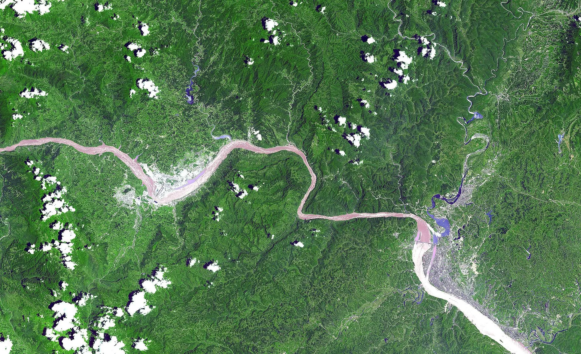Image satellitaire montrant le barrage des Trois-Gorges et son réservoir sur le Yangzi.