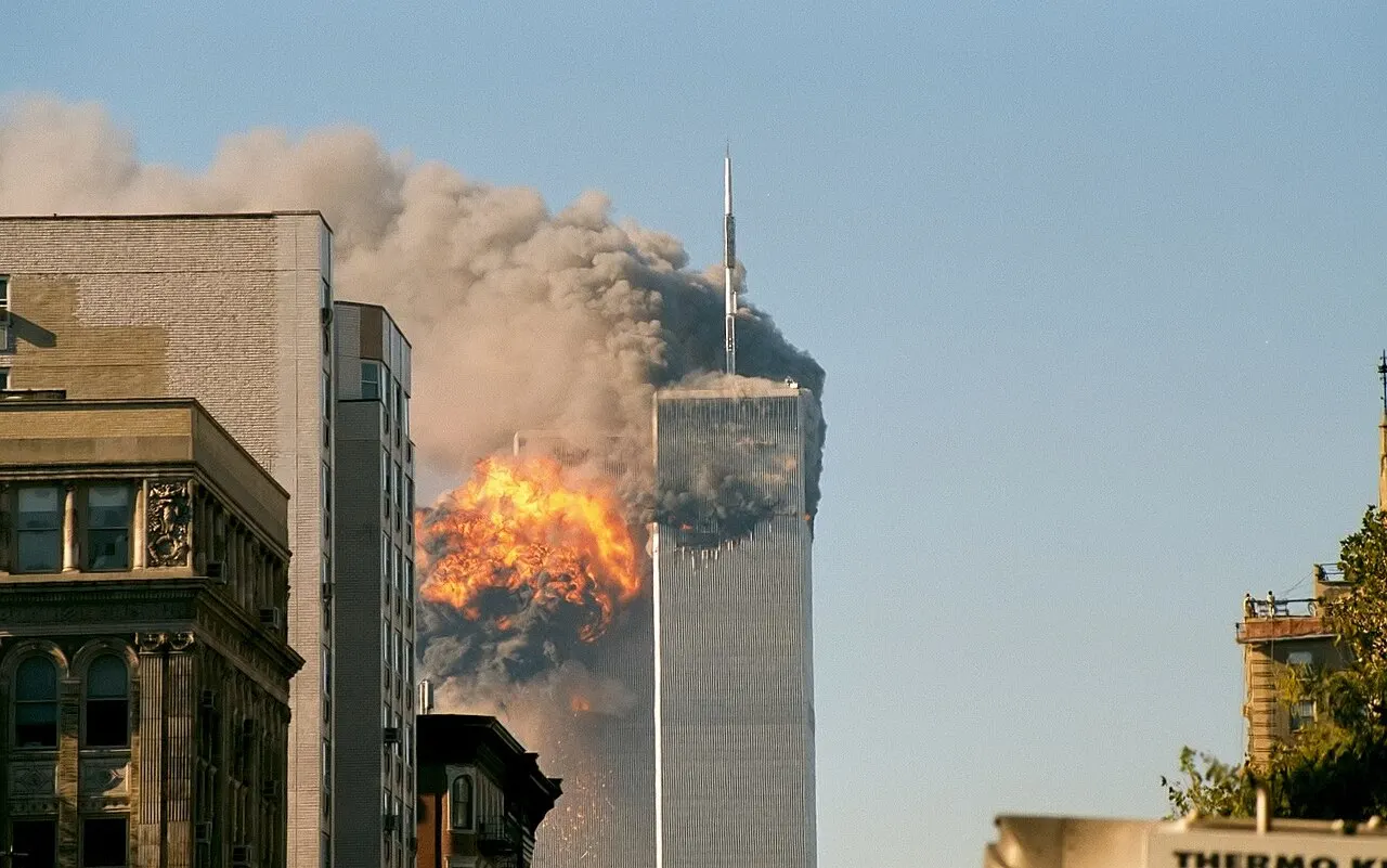 Photographie prise depuis Brooklyn montrant le vol United Airlines 175 percutant la tour sud du World Trade Center le 11 septembre 2001