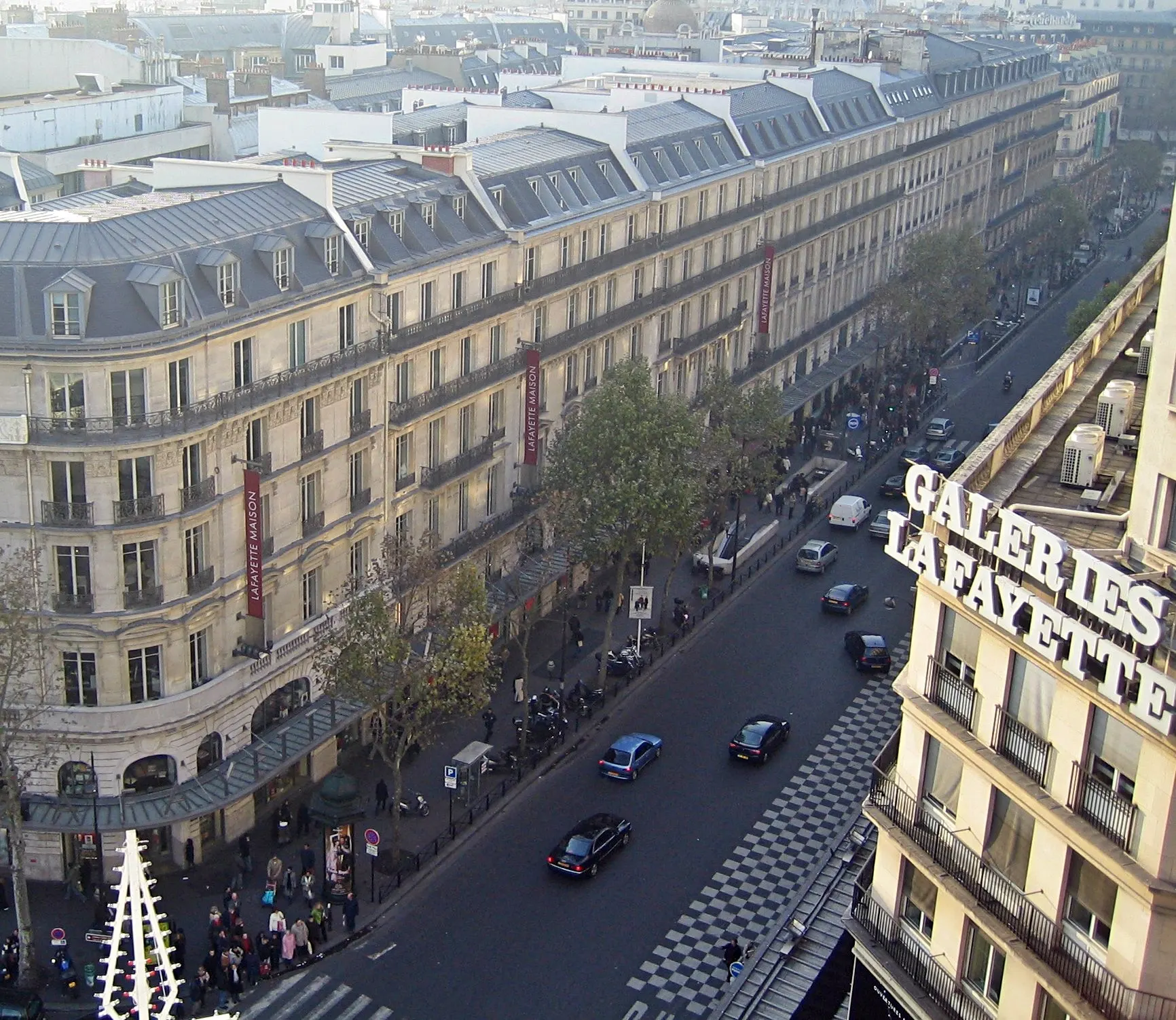 Vue en hauteur du boulevard Haussmann et de la rue La Fayette montrant de larges voies bordées d’immeubles alignés