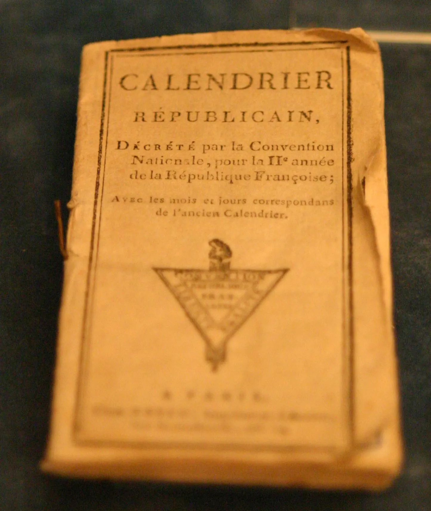 Table imprimée du calendrier républicain de l’an II faisant correspondre les nouvelles dates aux anciennes