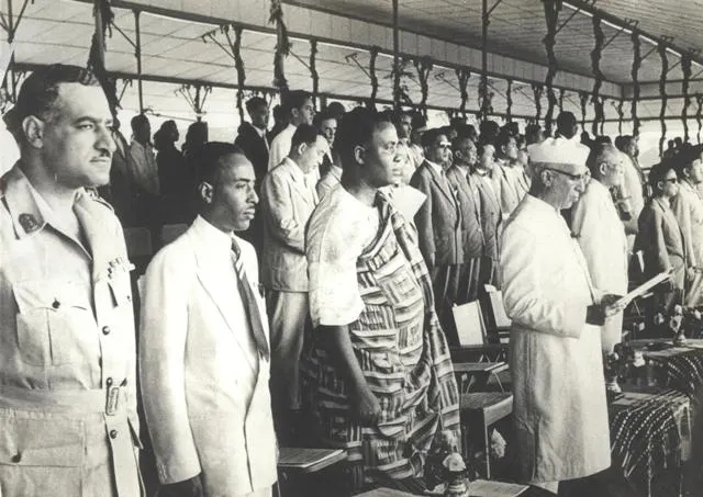 Photographie de délégués asiatiques et africains rassemblés à la conférence de Bandung en avril 1955