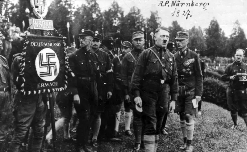 Photographie panoramique d’un congrès nazi à Nuremberg avec dirigeants, rangs de militants et multitude de drapeaux