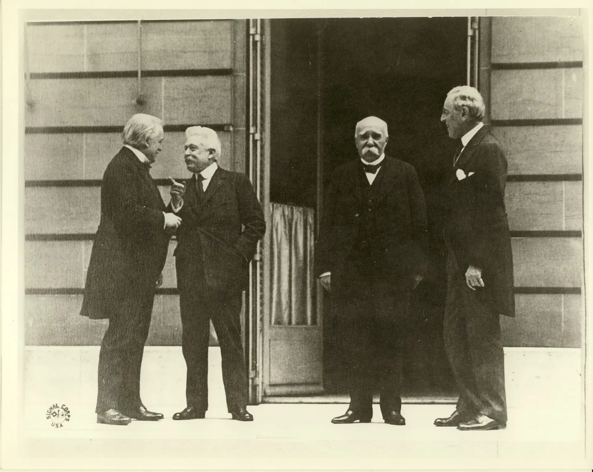 Photographie de Lloyd George, Orlando, Clemenceau et Wilson réunis pendant la conférence de paix de Paris en 1919