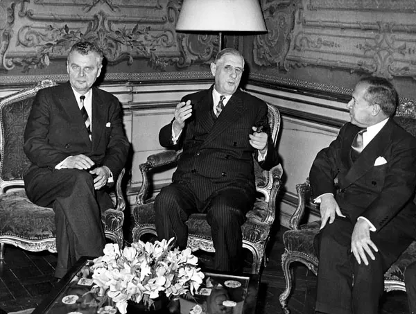Photographie de Charles de Gaulle en uniforme aux côtés du premier ministre canadien John Diefenbaker et d’un ambassadeur en 1958