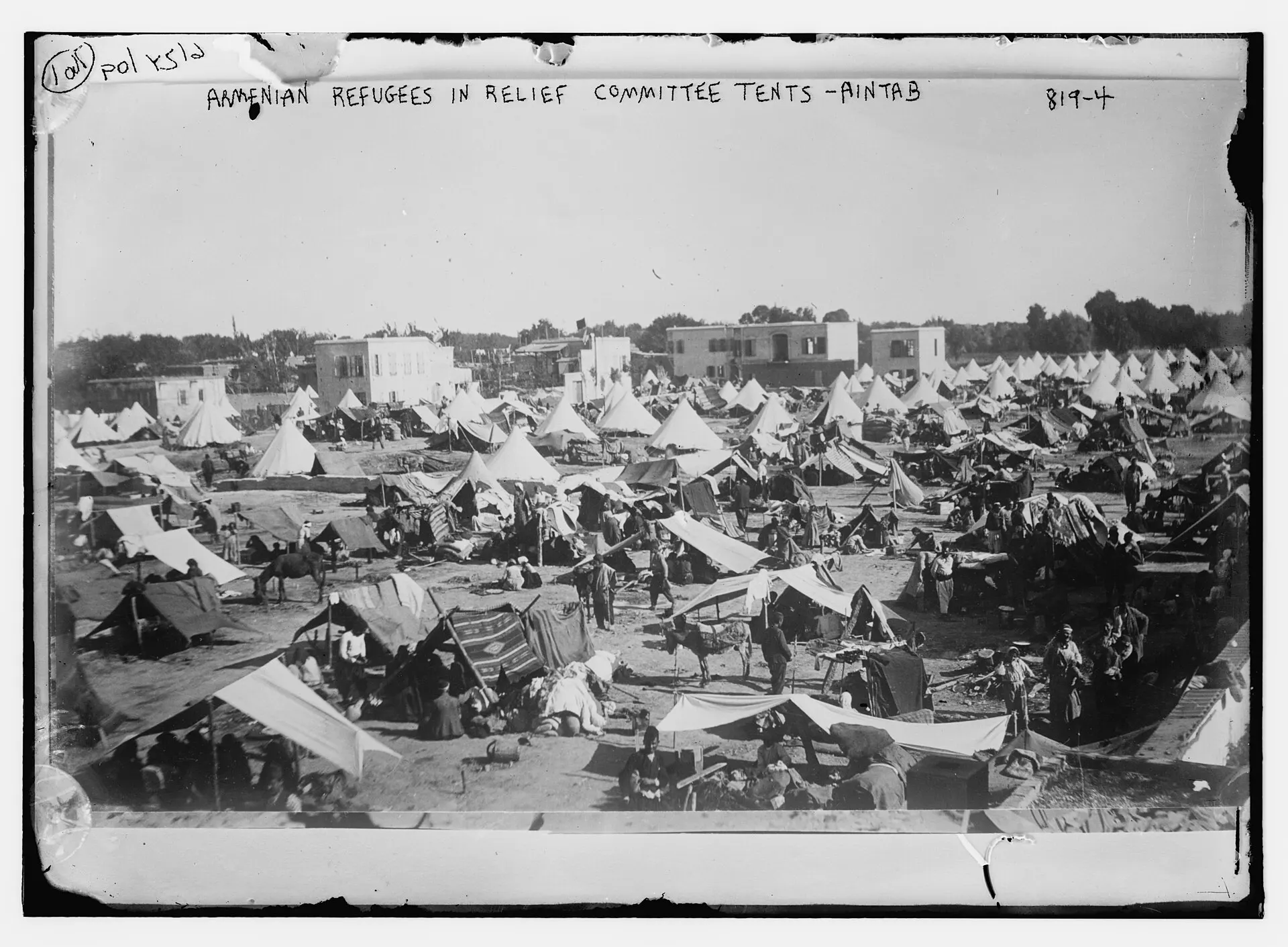 Photographie de familles arméniennes réfugiées devant des tentes d’un comité de secours à Aïntab entre 1915 et 1920