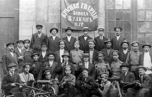 Photographie d’un groupe armé de gardes rouges de l’usine Vulkan à Petrograd pendant la révolution russe