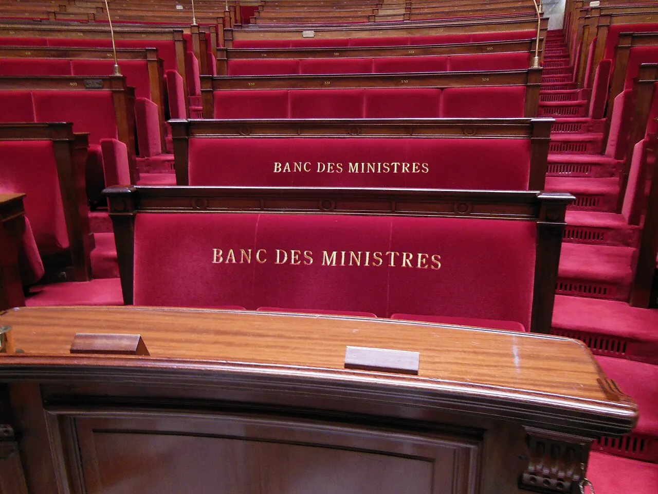 Vue intérieure de l’hémicycle de l’Assemblée nationale depuis les bancs des ministres face aux rangées de députés