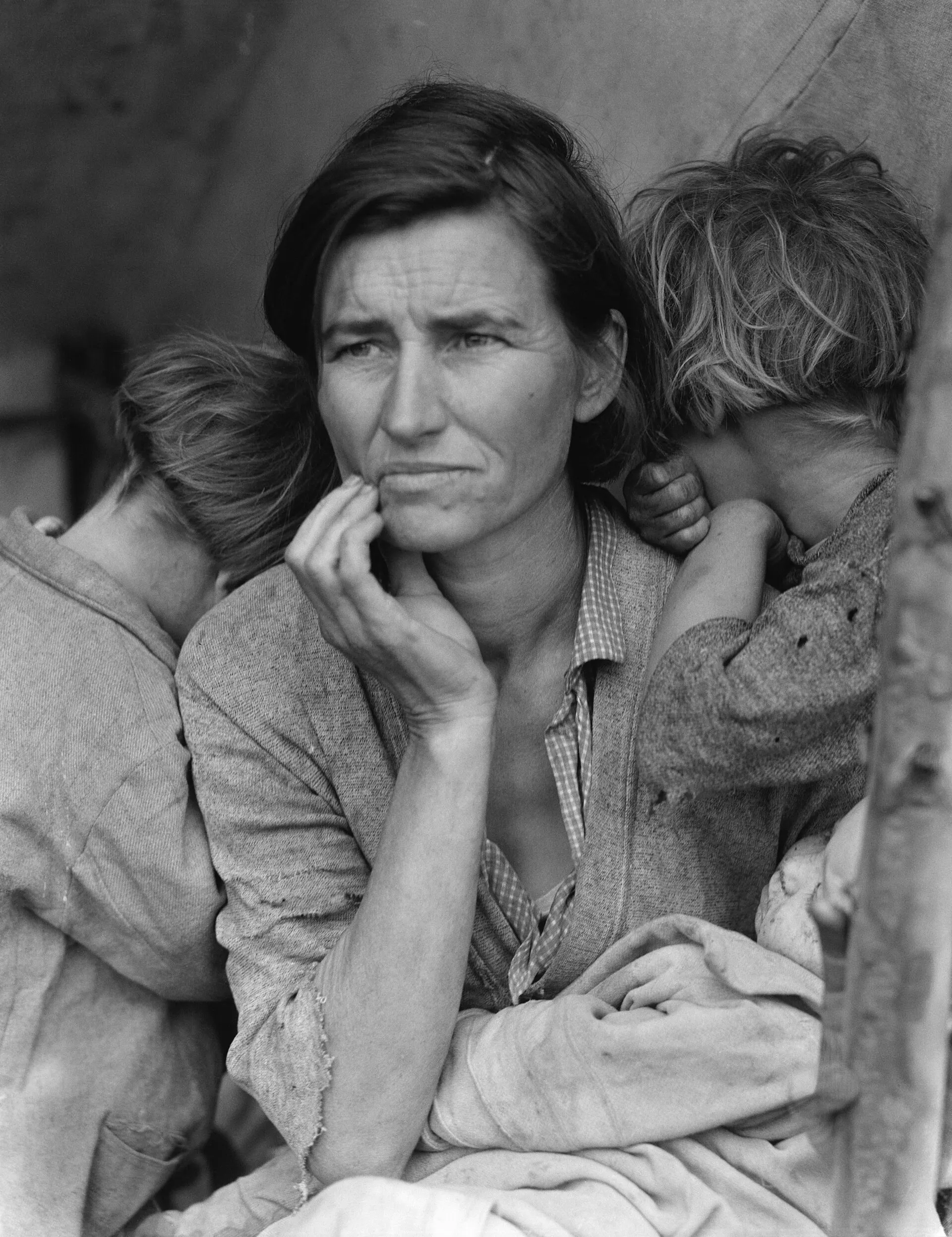 Photographie de Dorothea Lange montrant Florence Thompson entourée de trois de ses enfants en Californie en 1936