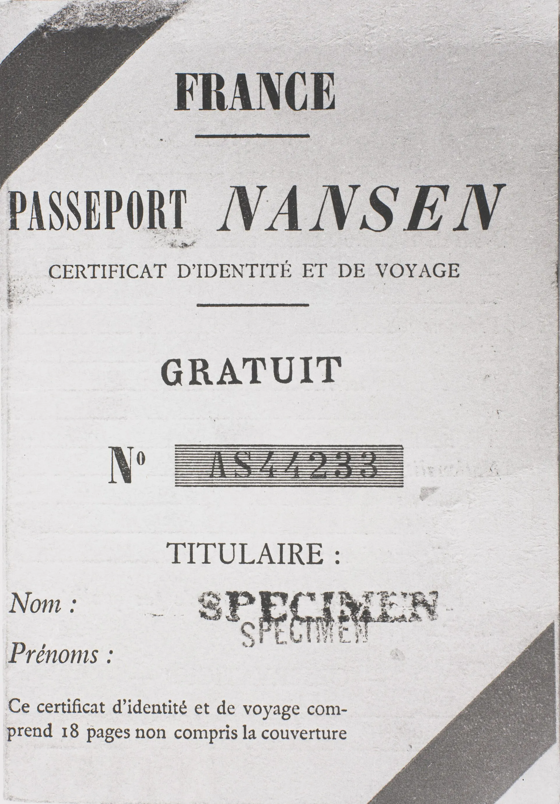 Spécimen français d’un passeport Nansen avec photographie d’identité, rubriques et cachets