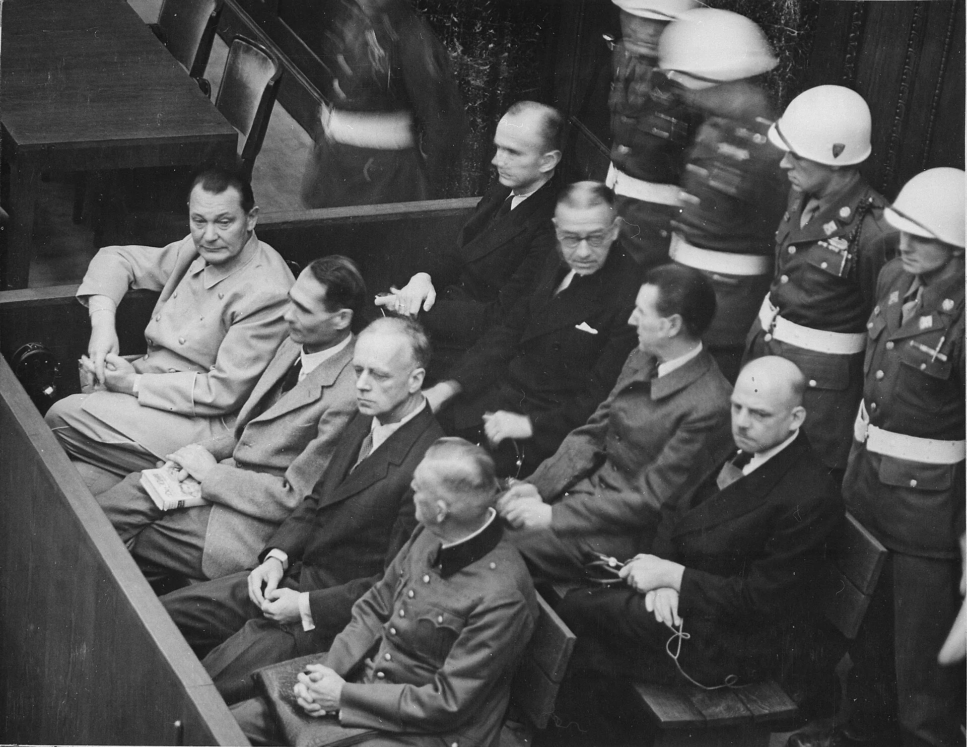 Les accusés assis dans le box lors du procès de Nuremberg en 1945 ou 1946.
