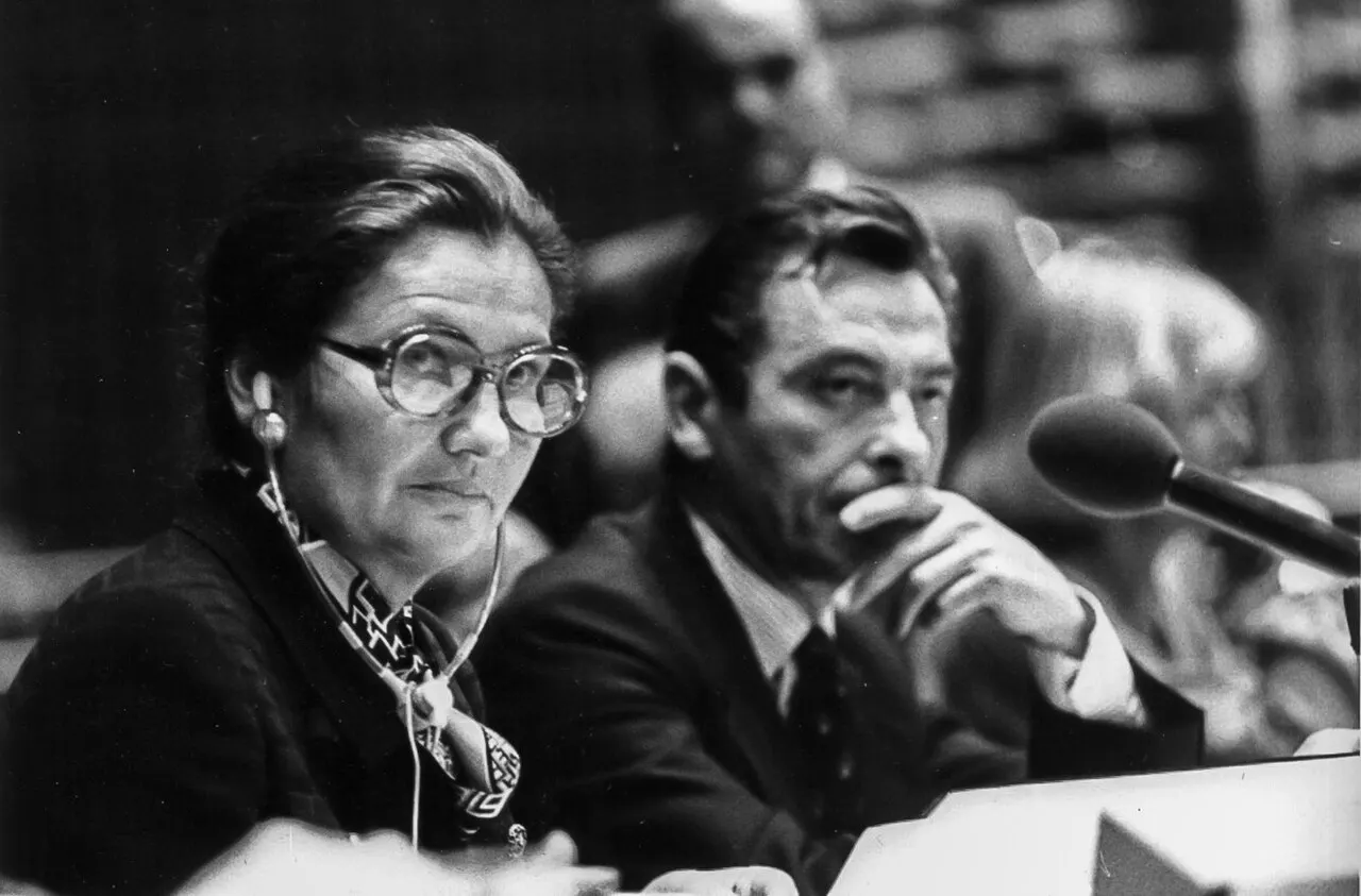 Photographie de Simone Veil présidant une séance du Parlement européen à Strasbourg en octobre 1979