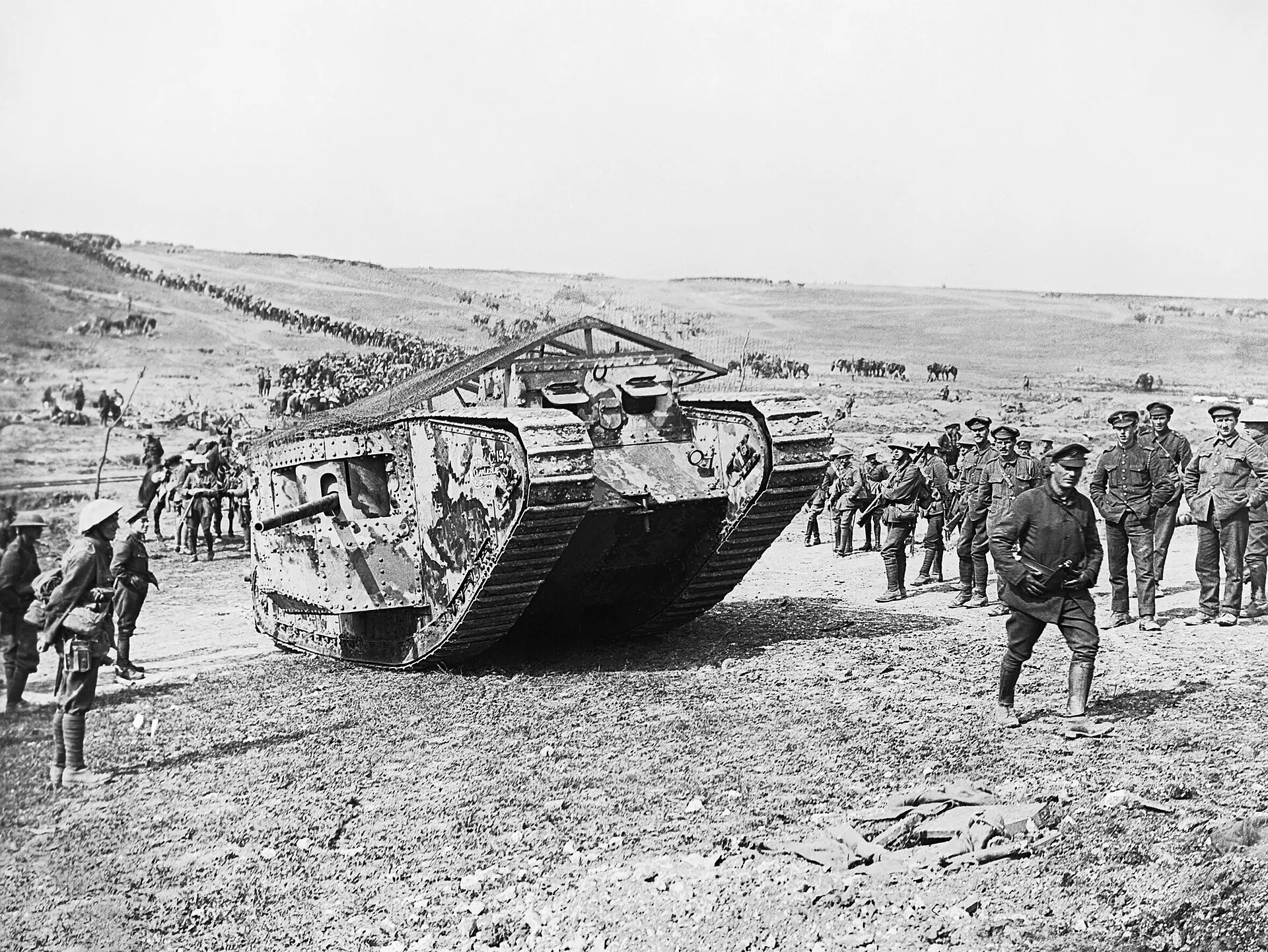 Photographie d’un char britannique Mark I et de soldats se préparant à avancer pendant la bataille de la Somme en septembre 1916