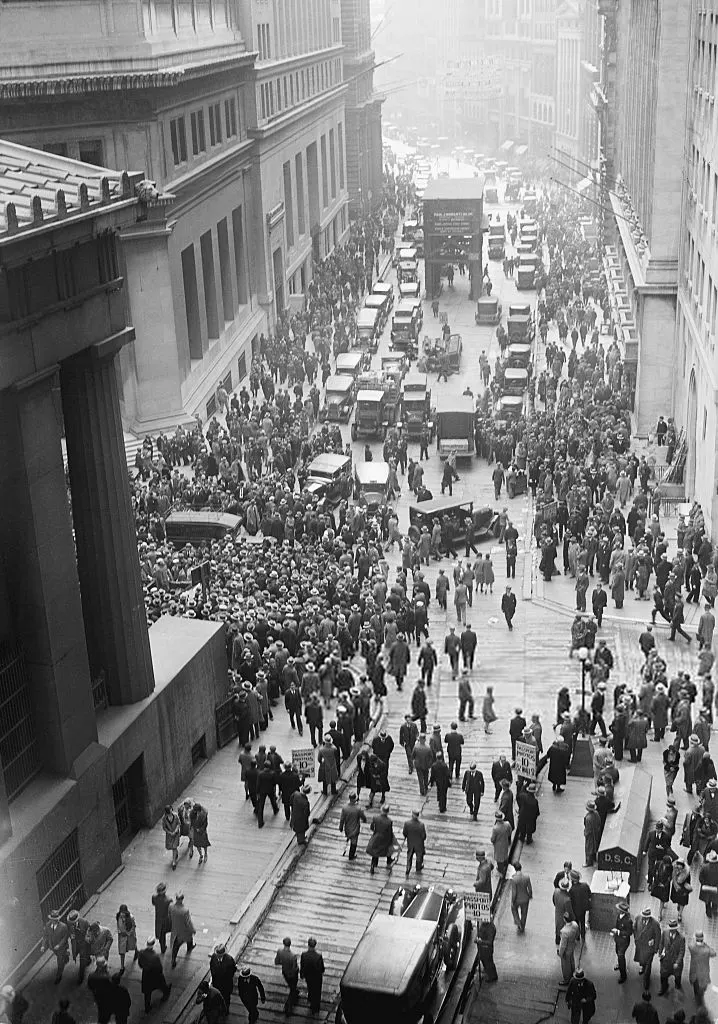 Photographie d’une foule dense rassemblée devant la Bourse de New York après le krach de 1929