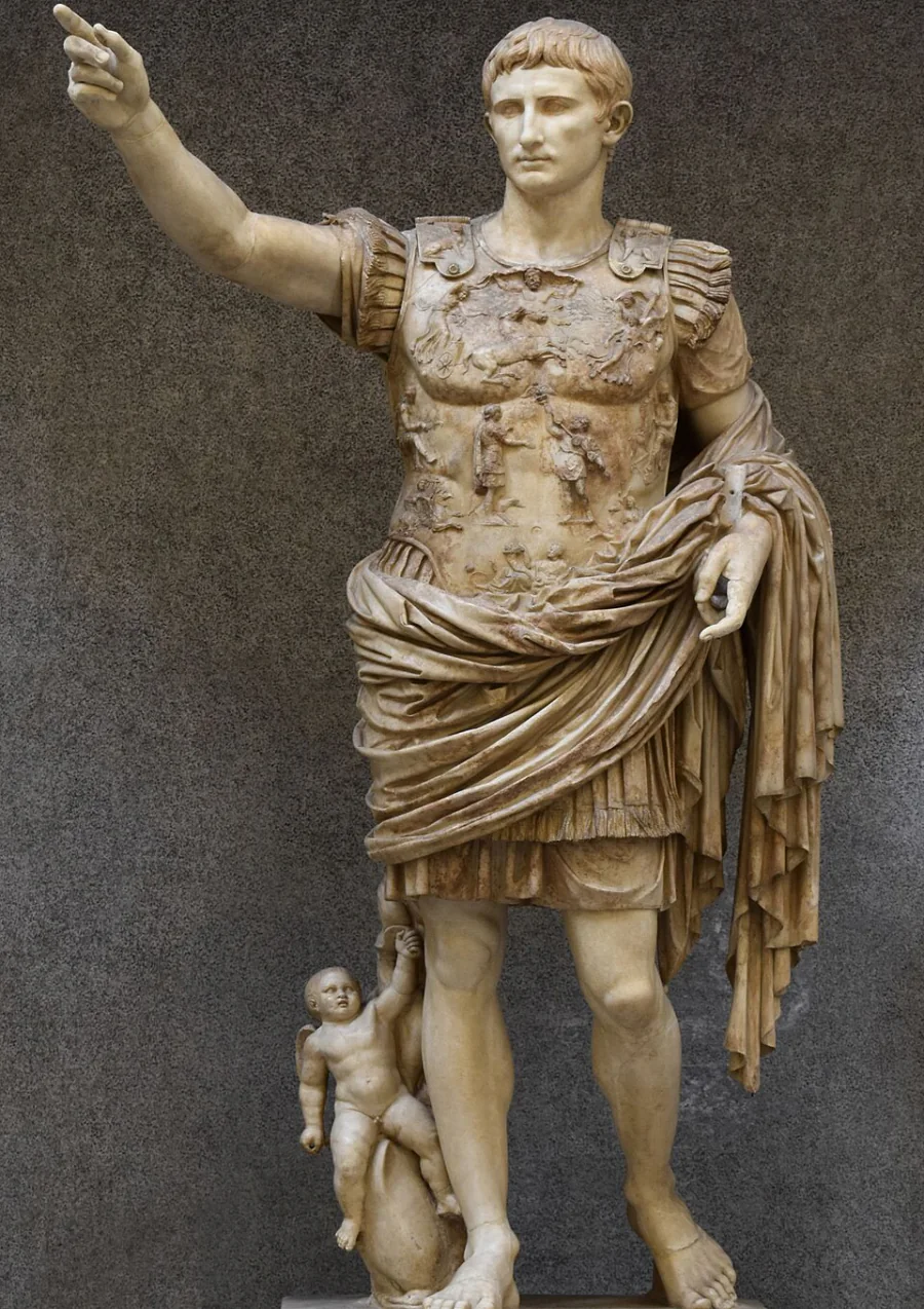 Statue en marbre d’Auguste debout, cuirassé, bras droit levé, avec un petit Amour près de sa jambe