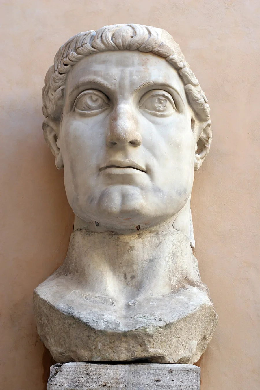 Tête monumentale en marbre du colosse de Constantin, aux grands yeux dirigés vers le haut
