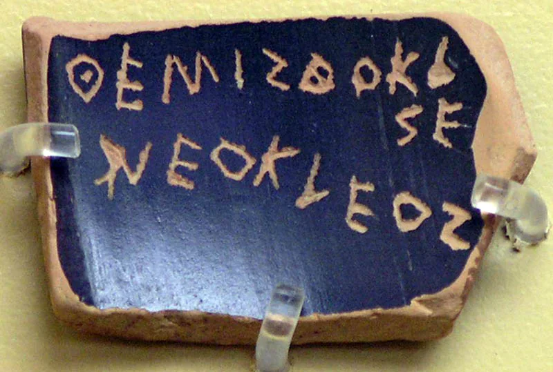 Tesson de céramique sombre portant en grec le nom de Thémistocle, fils de Néoclès