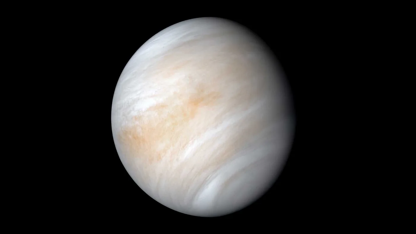 Vénus apparaît comme un globe blanc crème enveloppé d’une couche continue de nuages.